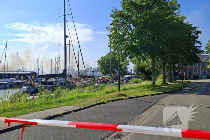 Veel rook in haven door brandend vaartuig