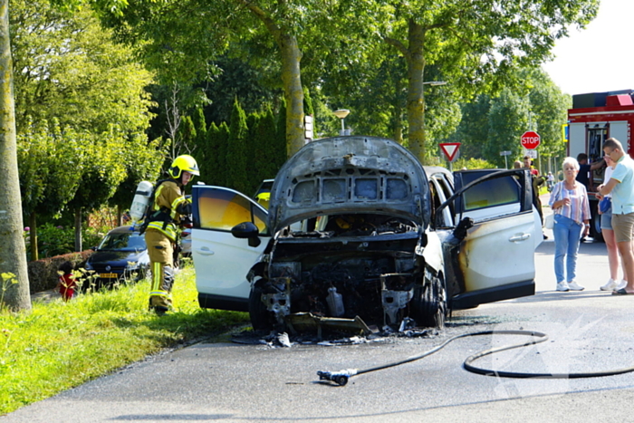 Auto brandt volledig uit tijdens rit