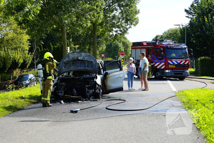 Auto brandt volledig uit tijdens rit