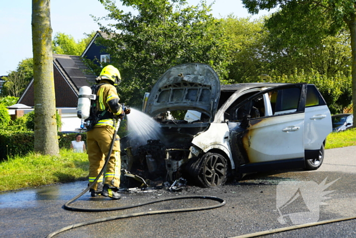 Auto brandt volledig uit tijdens rit