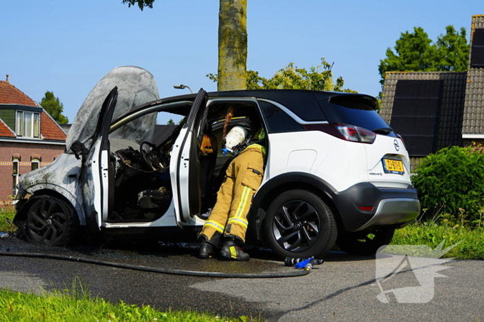 Auto brandt volledig uit tijdens rit