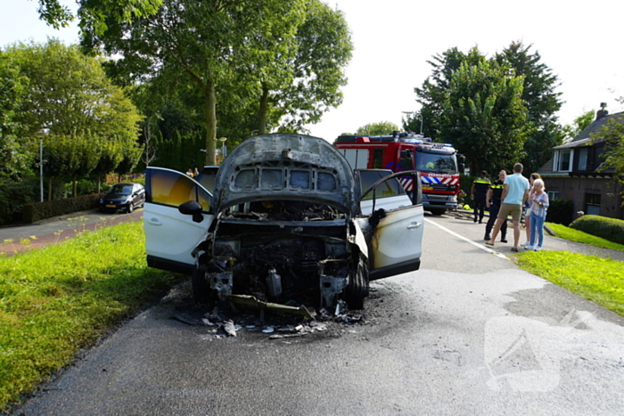 Auto brandt volledig uit tijdens rit