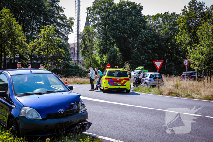 Twee auto's botsen op kruispunt