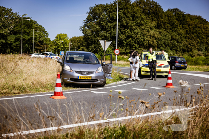 Twee auto's botsen op kruispunt