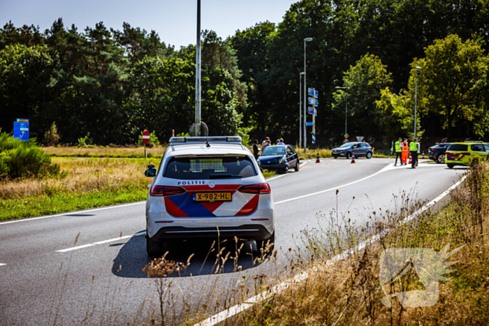 Twee auto's botsen op kruispunt