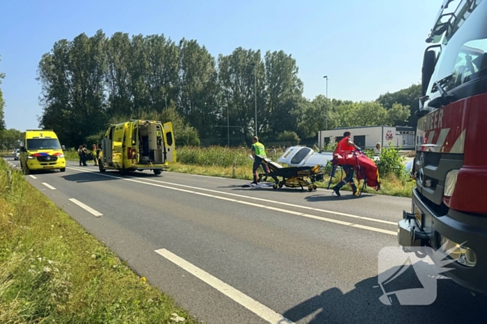 Zwaargewonde en bus in sloot na botsing