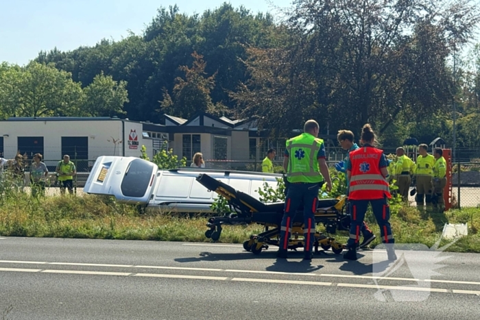 Zwaargewonde en bus in sloot na botsing