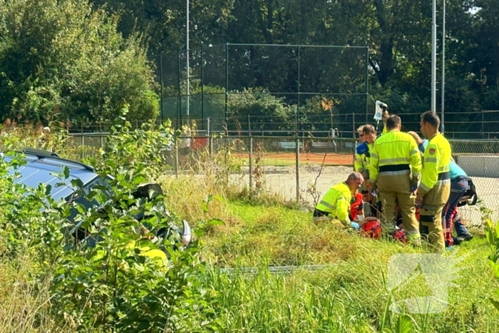 Zwaargewonde en bus in sloot na botsing