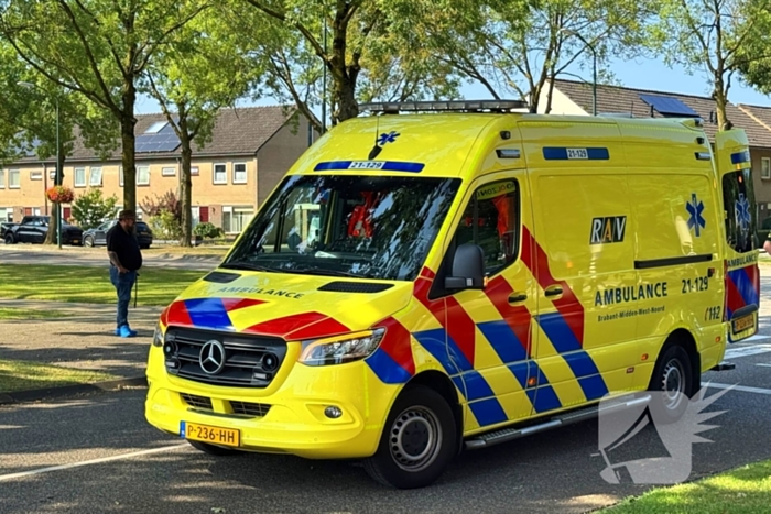 Ambulancemedewerkers behandelen gevallen snorfietser