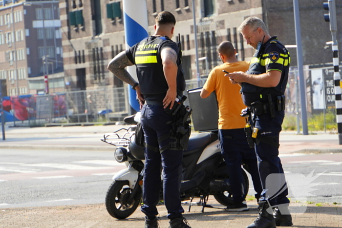 Bezorger gewond bij botsing met bestelbus