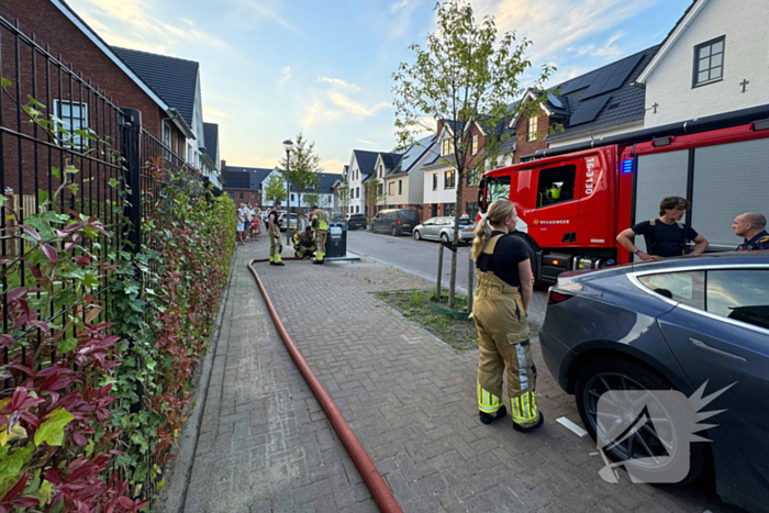 Brandweer dooft brand in ondergrondse vuilcontainer