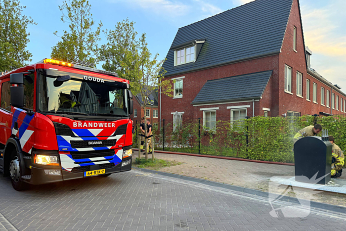 Brandweer dooft brand in ondergrondse vuilcontainer