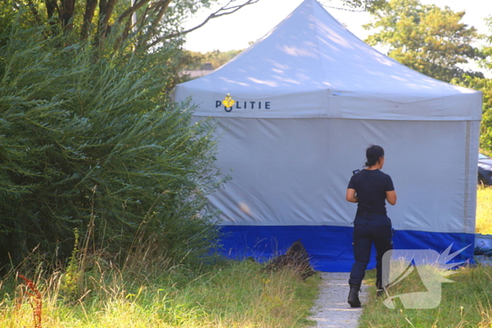 Overleden vrouw op afgelegen plek aangetroffen