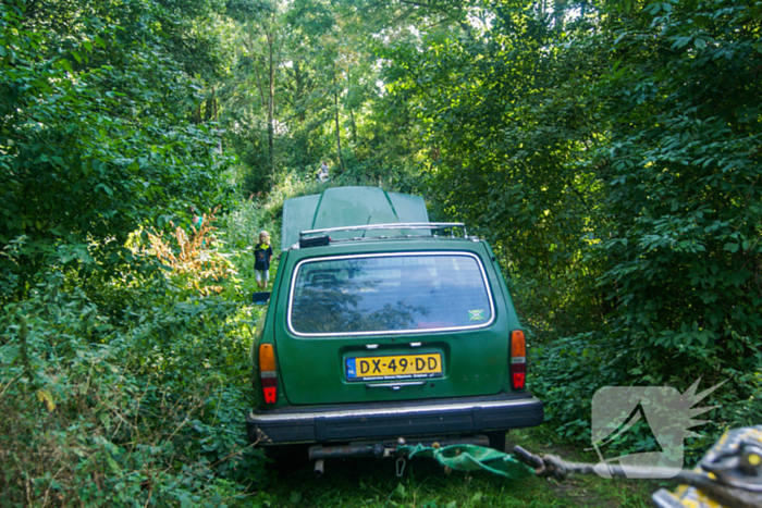 Kinderen ontdekken te water geraakte oude volvo