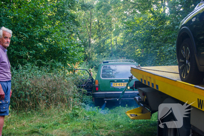 Kinderen ontdekken te water geraakte oude volvo