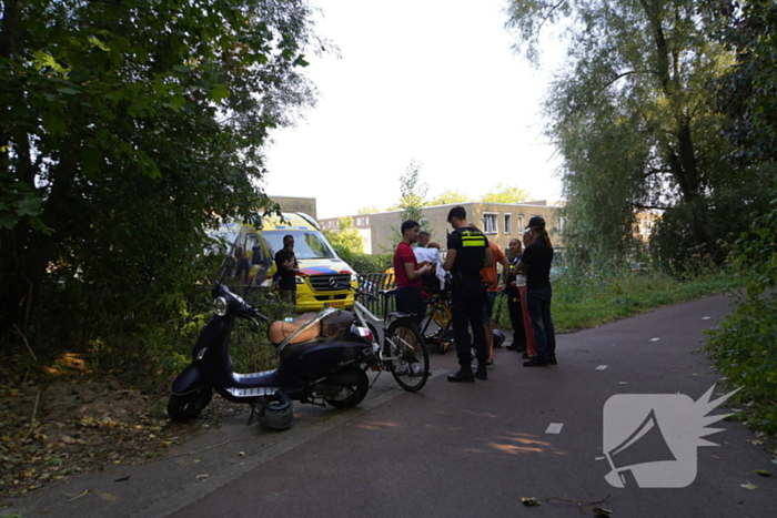 Twee scooterrijders met elkaar in botsing