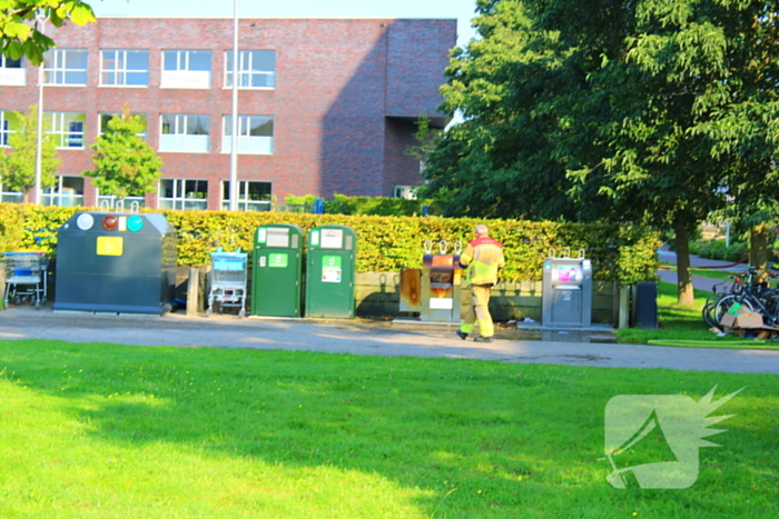 Brandweer blust brand in container