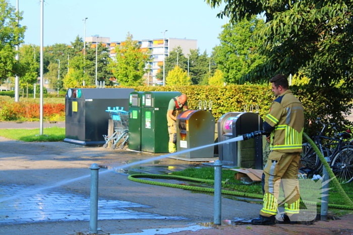 Brandweer blust brand in container