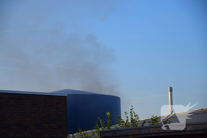 Brand in bedrijf veroorzaakt zwarte rookpluimen