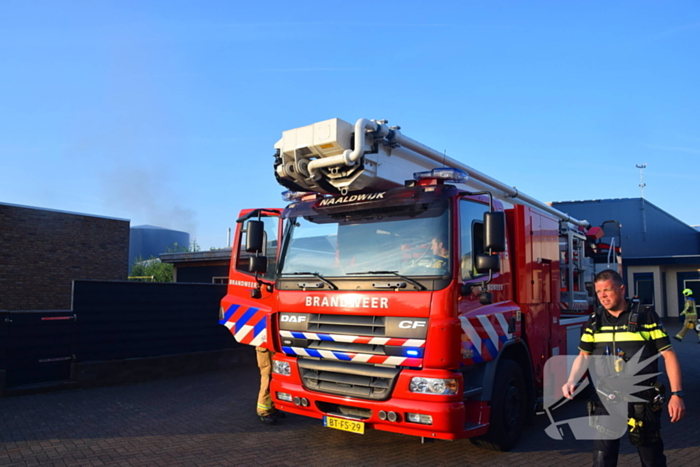 Brand in bedrijf veroorzaakt zwarte rookpluimen