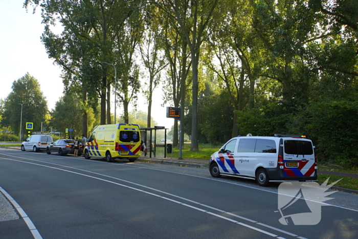 Bedrijfsbus en personenwagen in botsing