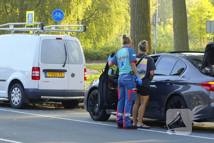 Bedrijfsbus en personenwagen in botsing