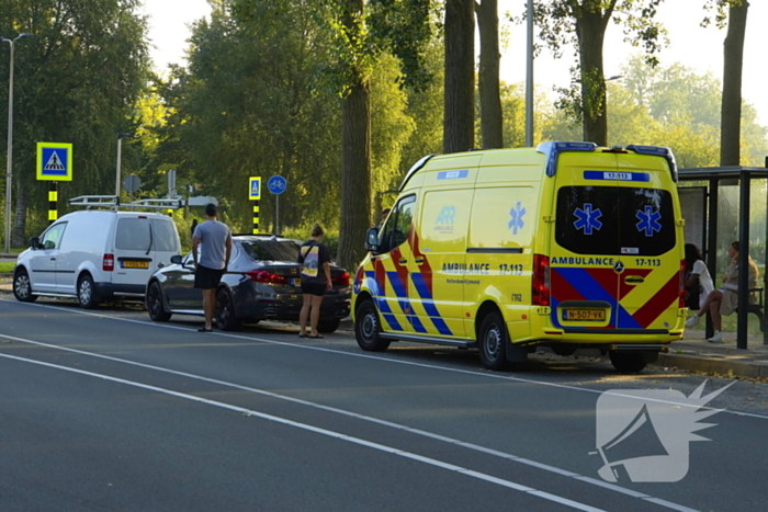 Bedrijfsbus en personenwagen in botsing