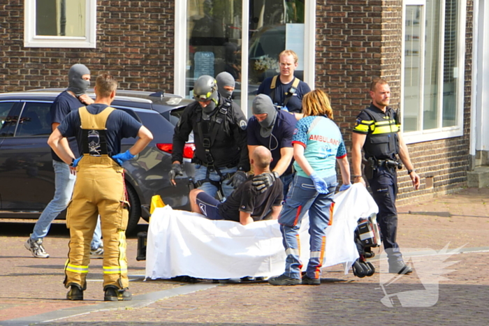 Arrestatieteam ingezet voor man op dak