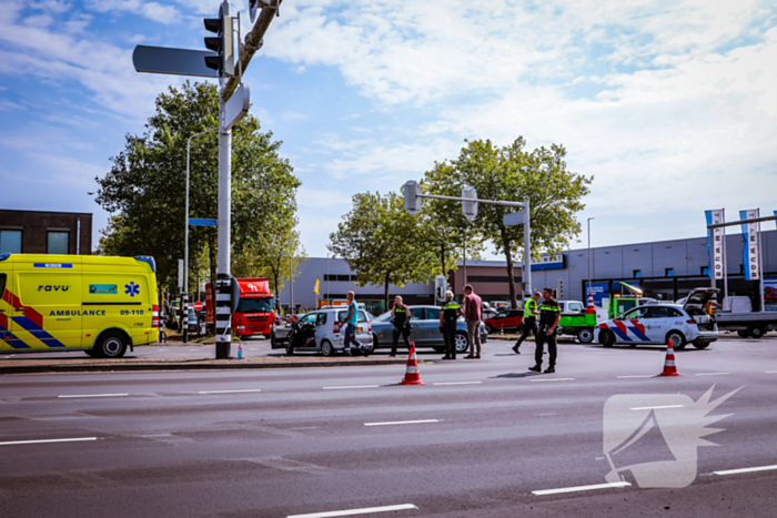 Personenwagen en brommobiel botsen op kruispun