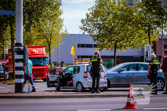 Personenwagen en brommobiel botsen op kruispun