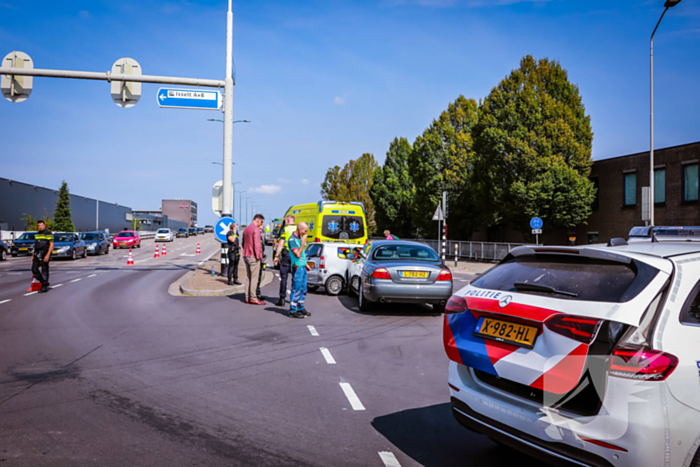 Personenwagen en brommobiel botsen op kruispun