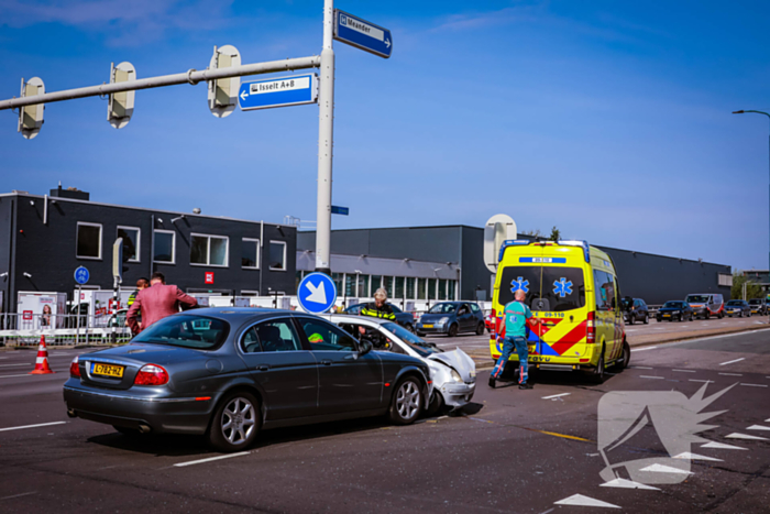 Personenwagen en brommobiel botsen op kruispun