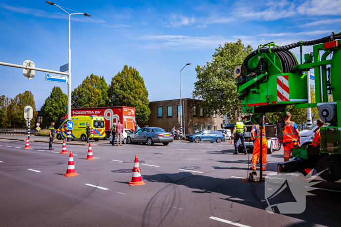 Personenwagen en brommobiel botsen op kruispun