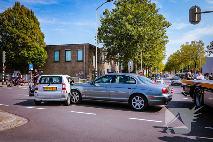 Personenwagen en brommobiel botsen op kruispun