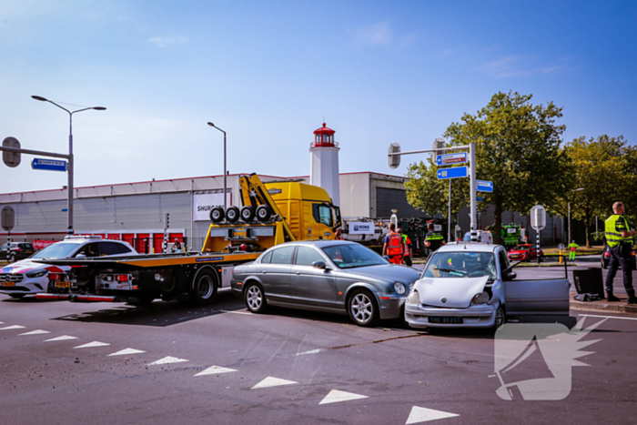 Personenwagen en brommobiel botsen op kruispun