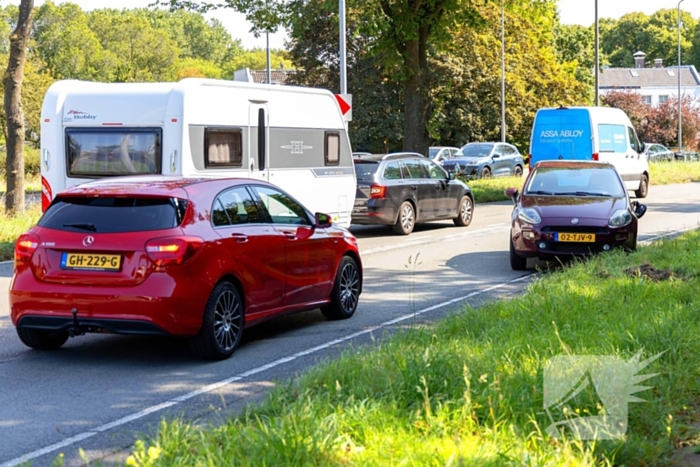 Automobilist verliest controle en belandt op zijkant