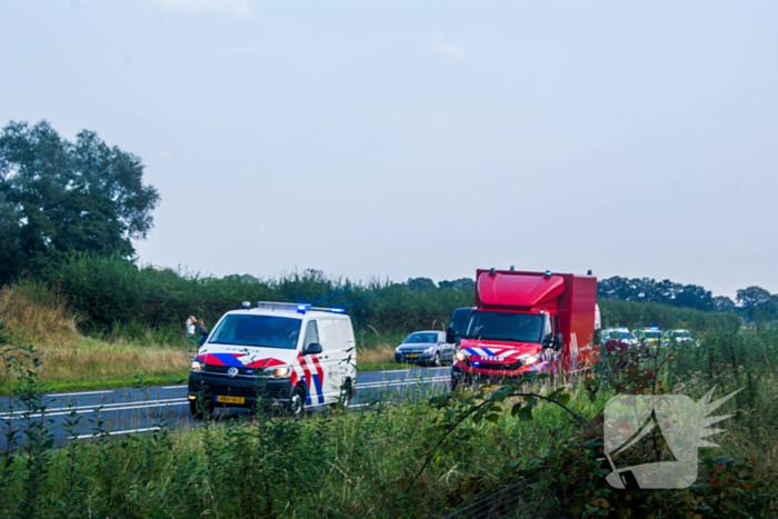 Frontale aanrijding tussen vrachtwagen en personenauto