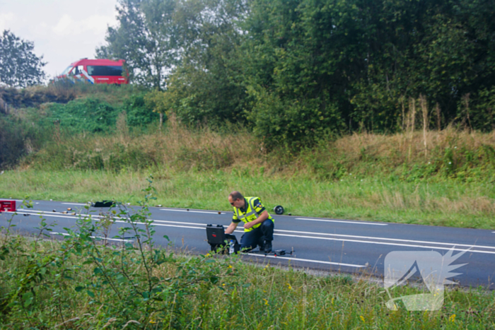 Frontale aanrijding tussen vrachtwagen en personenauto