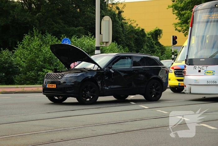 Schade na botsing tussen tram en auto