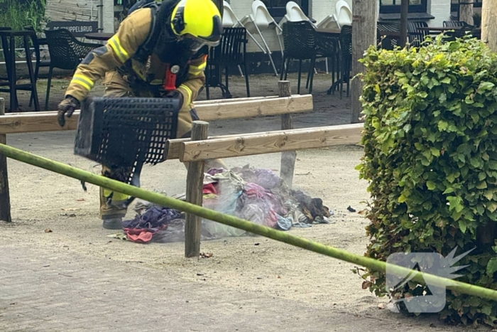 Brand in wasmand vol handdoeken bij restaurant