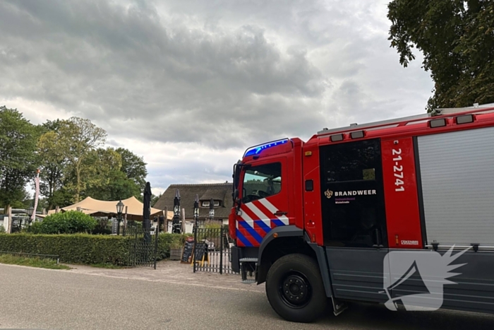 Brand in wasmand vol handdoeken bij restaurant