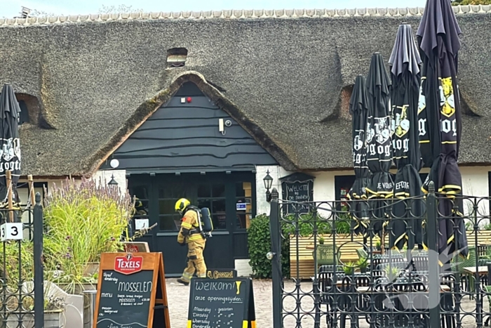 Brand in wasmand vol handdoeken bij restaurant