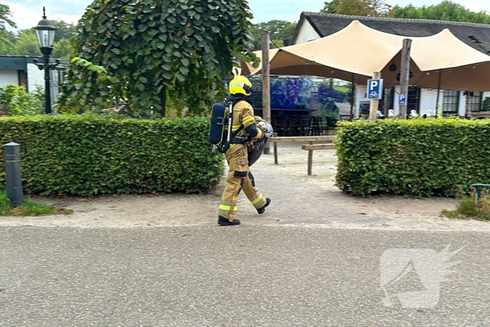 Brand in wasmand vol handdoeken bij restaurant