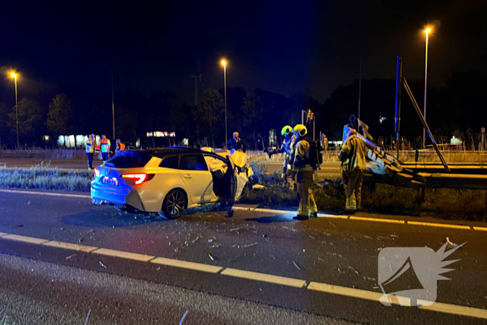 Auto klapt op rimpelbuisobstakelbeveiliger tijdens achtervolging