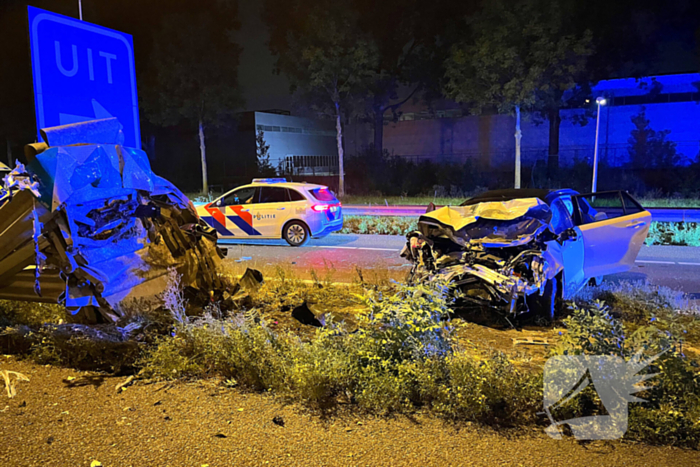 Auto klapt op rimpelbuisobstakelbeveiliger tijdens achtervolging