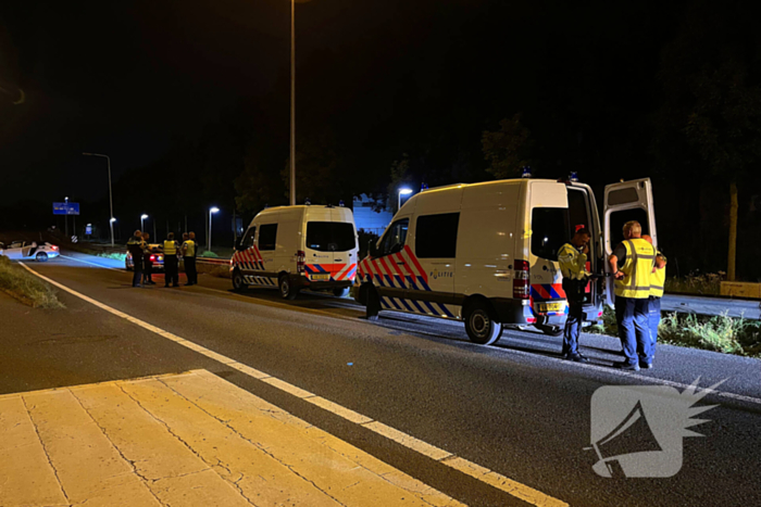 Auto klapt op rimpelbuisobstakelbeveiliger tijdens achtervolging