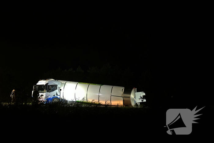 Melkwagen kantelt en verliest melk