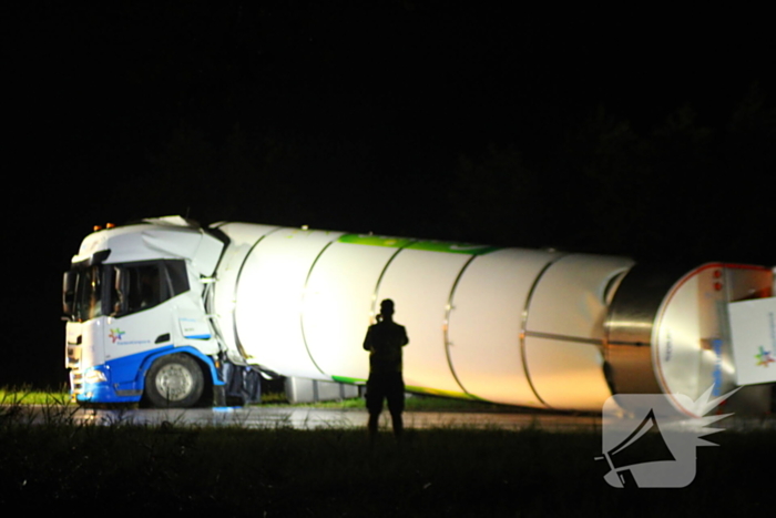 Melkwagen kantelt en verliest melk