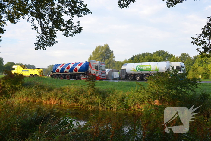 Melkwagen kantelt en verliest melk