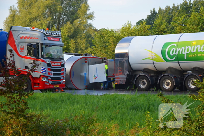 Melkwagen kantelt en verliest melk